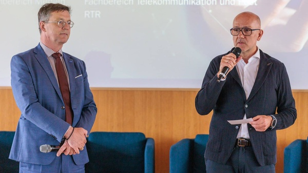 RTR-Geschäftsführer Klaus Steinmaurer und Wolfgang Struber bei Begrüßungsworten. Wolfgang Struber spricht.