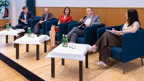 Podium mit von links Frank Strässle (Bayerische Medien Technik), Clemens John (Amazon), Henrietta Egerth (FFG), Karl Petermichl (ORF) und Moderatorin Cornelia Ertl