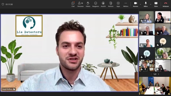 David Steffens präsentiert im Rahmen des Medienkompetenz-Roundtables per Videokonferenz. Im Hintergrund ist das Logo der Initiative „Lie Detectors“ sowie ein virtuelles Büro mit Pflanzen und Bücherregalen zu sehen.