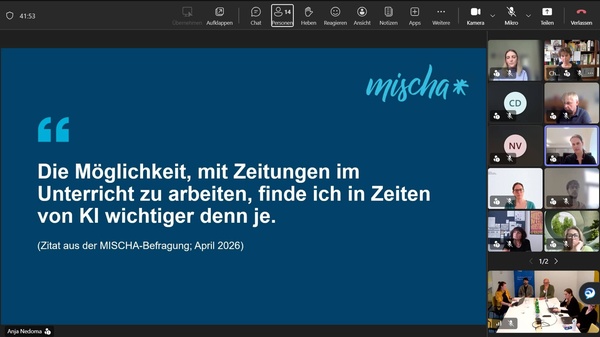 Präsentationsfolie mit einem Zitat aus der MISCHA-Befragung vom April 2026: „Die Möglichkeit, mit Zeitungen im Unterricht zu arbeiten, finde ich in Zeiten von KI wichtiger denn je.“ Rechts sind die Teilnehmenden der Videokonferenz eingeblendet.