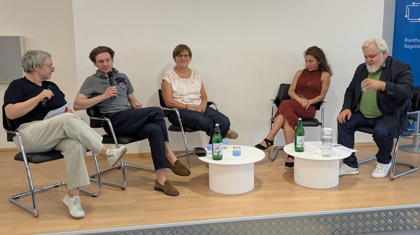 Podium mit Moderatorin Daniela Kraus (Presseclub Concordia), Andreas Grassl (Geopolitischer Analyst, Podcaster), Gerlinde Hinterleitner (Digitale Allianz), Maria Scholl (APA) und Johannes Bruckenberger (ORF)