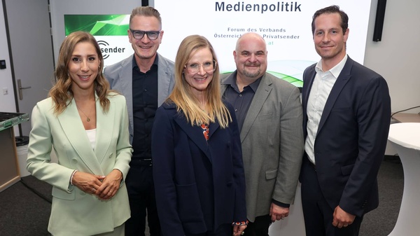 Moderatorin Caroline Pospischil mit Falk Zimmermann (Verband Bayerischer Lokalrundfunk), Pia Bambuch (ProSiebenSat.1 PULS4), Michael Ogris (KommAustria) und Philipp König (kronehit)