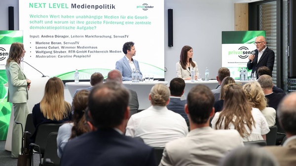 Podium mit Lorenz Cuturi (Wimmer Medienhaus), Marlene Beran (ServusTV) und Wolfgang Struber (RTR). Links Moderatorin Croline Pospischil.