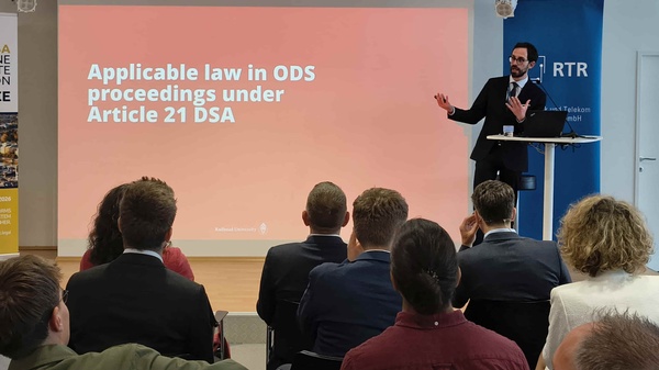 Referent präsentiert einen Vortrag zu ODS-Verfahren nach Artikel 21 DSA vor dem Publikum.