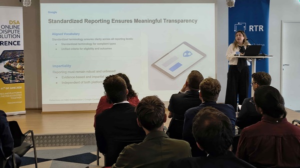 Referentin präsentiert einen Vortrag zur Transparenz in Berichten im Zusammenhang mit Online-Streitbeilegung.
