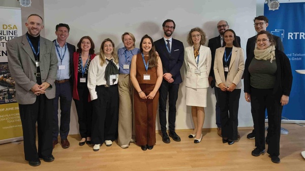 Gruppenfoto der Referent:innen und Organisator:innen der DSA Online Dispute Resolution Conference.