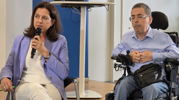 Diskussion über die Weiterentwicklung barrierefreier Medienangebote mit Expert:innen auf dem Podium.