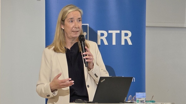 Referentin stellt Maßnahmen und aktuelle Entwicklungen zur Barrierefreiheit in audiovisuellen Medien vor.