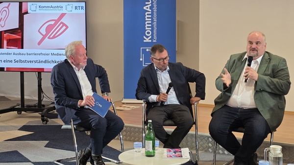 Podiumsdiskussion zur Barrierefreiheit in audiovisuellen Medien mit Michael Ogris und weiteren Expert:innen auf der Bühne der RTR.
