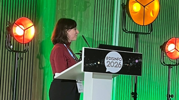 Jessica Valisa auf der Bühne der Disinfo 2026