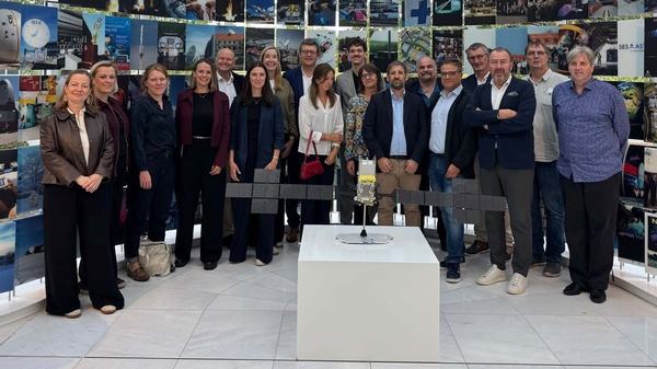 Gruppenbild der Teilnehmer:innen der Trimediale 2026 hinter dem Modell eines Satelliten bei SES