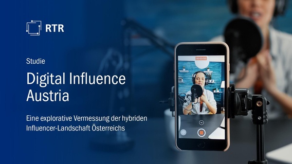 Auf blauem Hintergrund links der Titel der Studie. In der rechten Bildhälfte ein Smartphone auf dessen Bildschirm eine Influencerin mit Kopfhörern in ein Standmikrofon spricht. Weiter im Hintergrund dasselbe Bild der Influencerin in der Unschärfe.