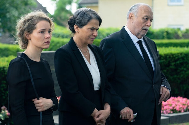 Julia (Angelina Häntsch, l.), Rosa (Barbara Auer, M.) und Josef (Thomas Thieme, r.) vereint die Trauer um David.