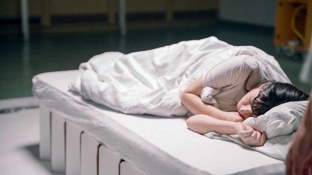 Anne Glassner - Alte WU - zeigt die Protagonistin bei ihrer Schlafmaschine Performance