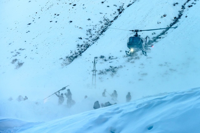 Dreharbeiten der Fernsehserie School of Champions: Ein Helikopter im Landeanflug am Berg