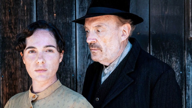 Im Bild: Verena Altenberger (Elies Heingeiger), Josef Hader (Julius Kraus).