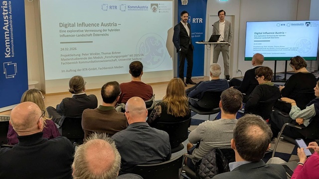 Die Universitätsprofessoren Dr. Peter Winkler und Dr. Thomas Birkner im Vortrag auf der Bühne, im Vordergrund die Rückansicht des Publikums