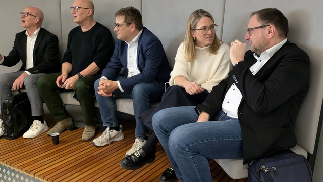 Publikum. Im Vordergrund von rechts Dr. Michael R. Kogler (BMWKMS), Dr.in Martina Hohensinn (KommAustria), Mag. Stefan Rauschenberger (RTR Medien)
