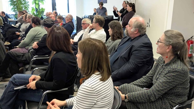 Publikum. Im Vordergrund rechts Uli Weish, Geschäftsführerin Radio Orange 94.0, und Michael Ogris, Vorsitzender KommAustria