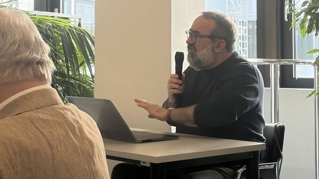 Ein Teilnehmer der Fachveranstaltung in den Räumlichkeiten der RTR während eines Vortrags.