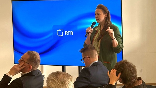 Sophie Ernest mit Mikrofon bei einer Fachverantstaltung in den Räumlichkeiten der RTR-GmbH