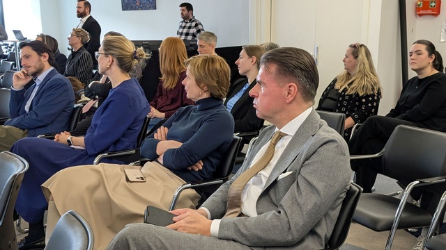 Teilnehmer:innen einer Fachveranstaltung in den Räumlichkeiten der RTR während eines Vortrags.