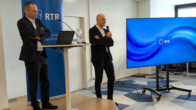 Redner:innen auf der Bühne während der Veranstaltung in den RTR-Räumlichkeiten