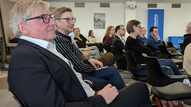 Teilnehmer:innen einer Fachveranstaltung in den Räumlichkeiten der RTR während eines Vortrags.