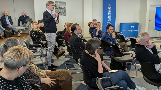 Teilnehmer:innen einer Fachveranstaltung in den Räumlichkeiten der RTR während eines Vortrags.