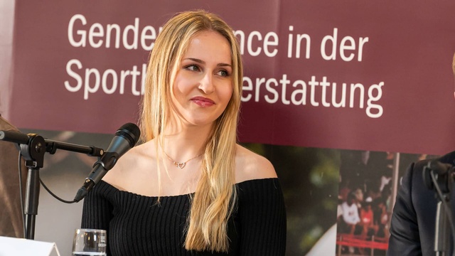 Porträt von Skirennläuferin Elina Stary