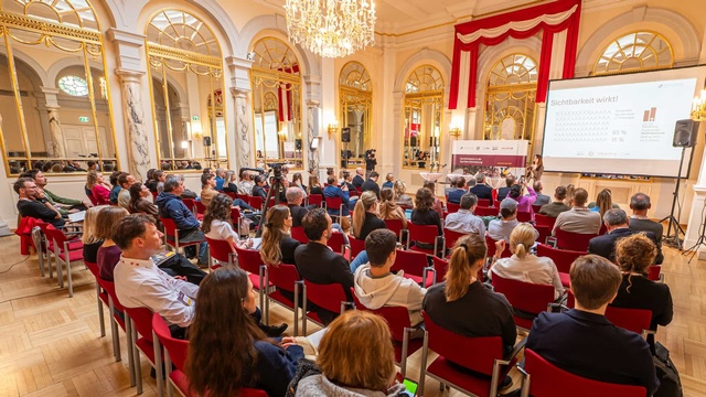 Prunkvoller Saal im Haus des Sports in Wien mit Publikum.