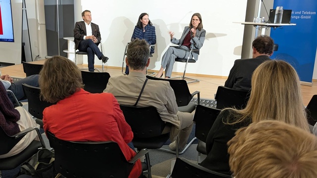 Podiumsdiskussion mit (v.l.) Kalina, Leitl Staudinger und Praprotnik sowie Publikum von hinten.