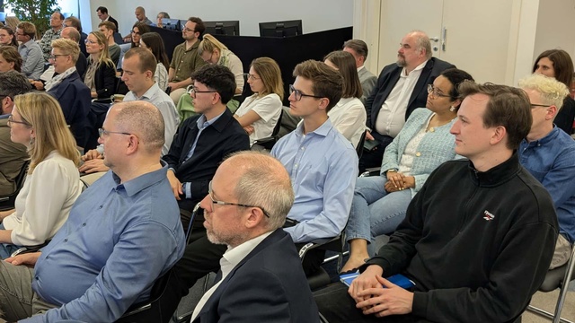 Publikum seitlich von rechts aufgenommen, vorne Martin Stelzl, Gerhard Holley und Martina Hohensinn von der KommAustria.
