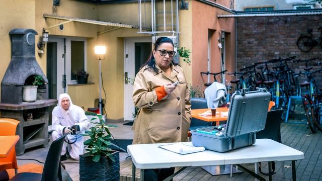 Im Bild zu sehen: Maria Happel als Franziska Beck mit einem Forensiker im Hintergrund während der Spurensicherung