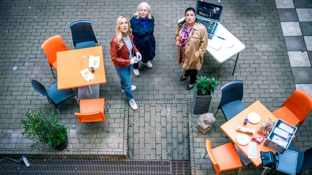 Lilian Klebow (Penny Lanz), Brigitte Kren (Henriette Wolf) und Maria Happel (Franziska Beck) schauen alle gemeinsam in die Umgebung während der Spurensicherung