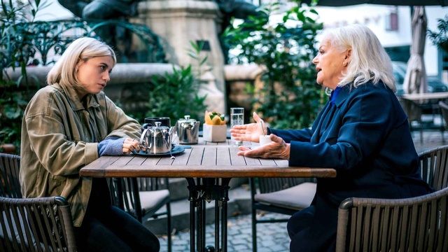 Brigitte Kren als Henriette Wolf, befragt die Zeugin Lea Schlatterer (gespielt von Fabia Matuschek) zum Geschehen um nähere Informationen ausfindig machen zu können