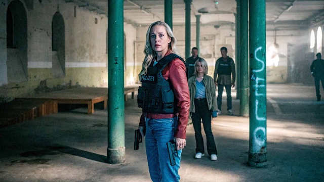 Lilian Klebow (Penny Lanz) gemeinsam mit Fabia Matuschek (Lea Schlatterer) und weiteren Polizisten im Hintergrund am Tatort zu sehen