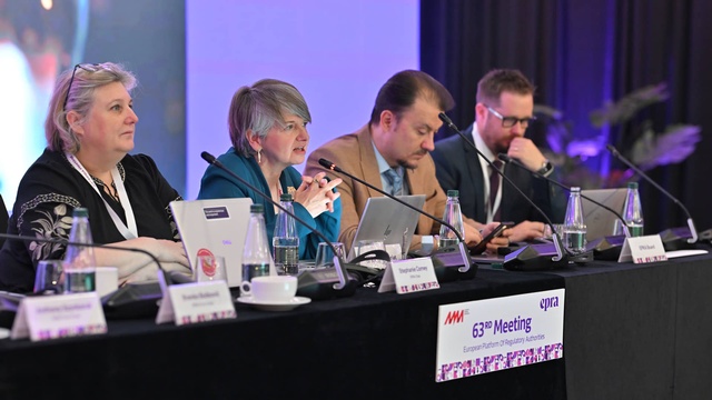 Vier Mitglieder des EPRA-Präsidiums sitzen an einem Podiumstisch und diskutieren während einer Konferenzsitzung. Vor ihnen stehen Mikrofone, Laptops und Namensschilder.