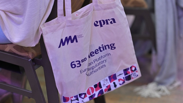 Stofftaschen mit dem Logo der EPRA und dem Schriftzug des 63. EPRA-Treffens hängen an einem Konferenzstuhl.