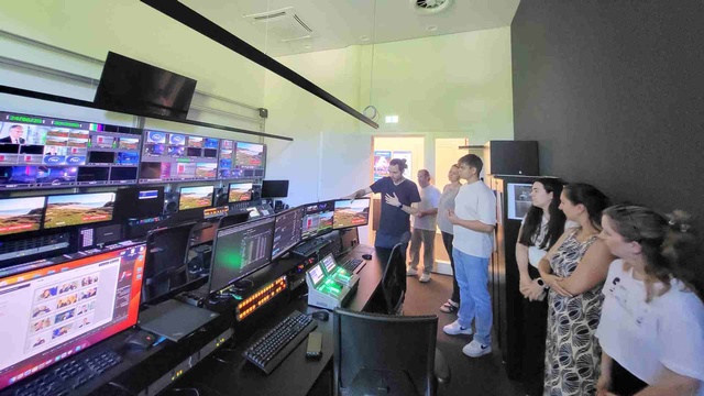 Das Team des FERNSEHFONDS AUSTRIA bei der Führung durch einen professionellen Regieraum zu sehen