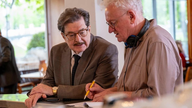 Im Bild: Erwin Steinhauer und Regisseur Erhard Riedlsperber bei den Dreharbeiten.