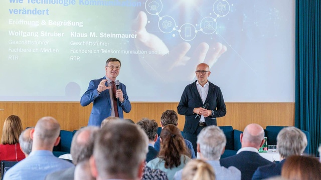 RTR-Geschäftsführer Klaus Steinmaurer und Wolfgang Struber bei Begrüßungsworten. Klaus Steinmaurer spricht.