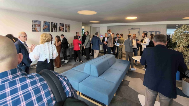 Teilnehmende tauschen sich während einer Pause im Foyer der Veranstaltung aus.
