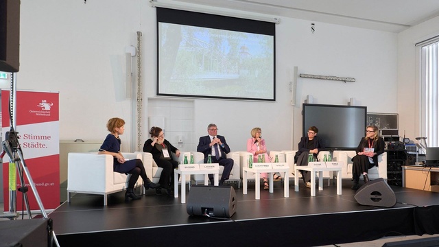 Ingrid Brodnig, Susanne Lackner, Jörg Leichtfried, Ines Schiller, Alina Zachar (v.l.)