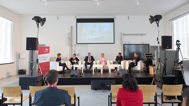 Ingrid Brodnig, Susanne Lackner, Jörg Leichtfried, Ines Schiller, Alina Zachar (v.l.)