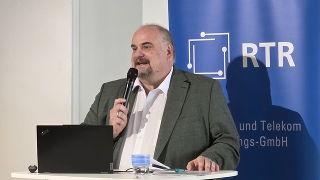 Michael Ogris begrüßt die Teilnehmenden und eröffnet die Veranstaltung zur Barrierefreiheit in audiovisuellen Medien.
