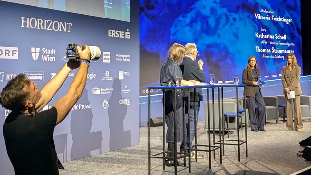 Bühne mit Fotograf, Jury, Moderatorin und einer Kandidatin