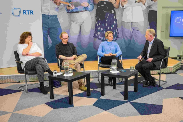 Gruppenbild des 2. Panels. Von Links nach rechts sitzend: Frau Ziegelwagner, Herr Wagner, Frau Domany-Funtan, Herr Kunigk