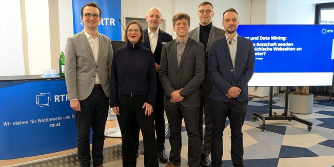 Gruppenbild der Studienpräsentation: Welche Botschaften senden österreichische Webseiten an KI-Anbieter?