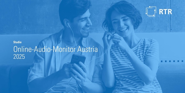 Ein junger Mann und ein junge Frau sitzen lächelnd nebeneinander und teilen sich einen Einsteck-Kopfhörer, der an einem Smartphone angeschlossen ist.